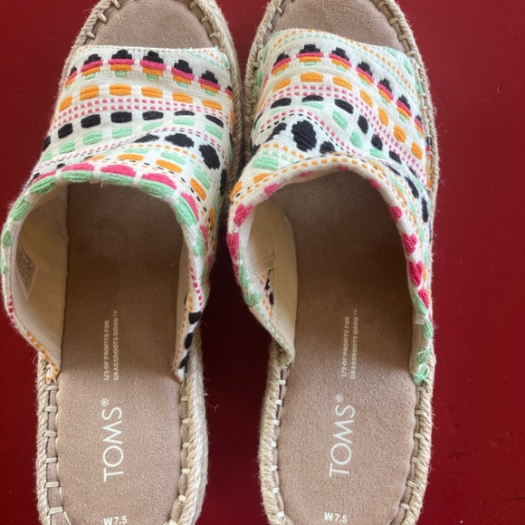 TOMS - Picture 4 of 5